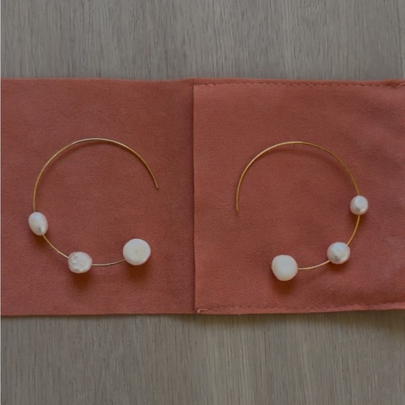 💕 Cult Gaia Gold Hoop Earrings with White Pearls - Picture 4 of 6